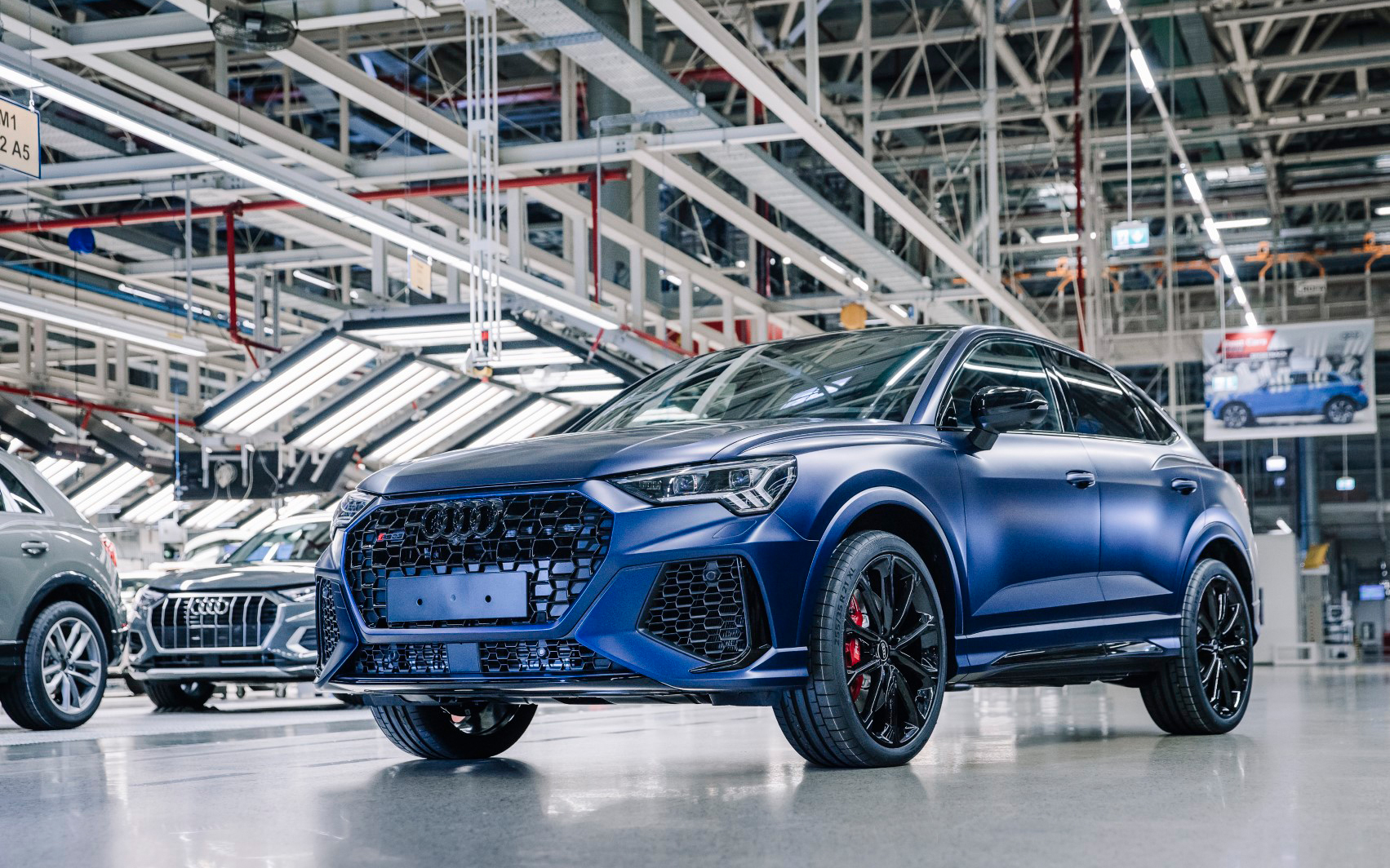 <p>…ebből Audi Q3: 99 288 és </p>
<p>Audi Q3 Sportback: 63 759 </p>
