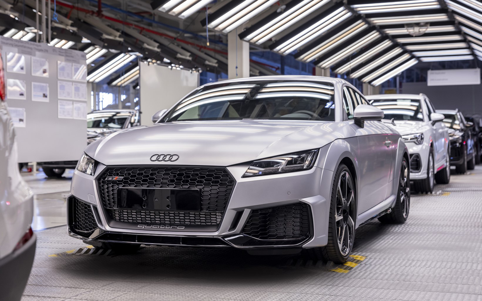 …valamint Audi TT Coupé és Audi TT Roadster: 8 126