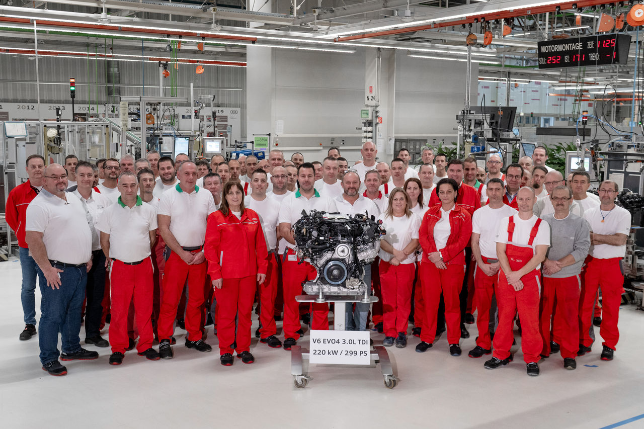Audi Hungaria, V6 engine, emploeyee