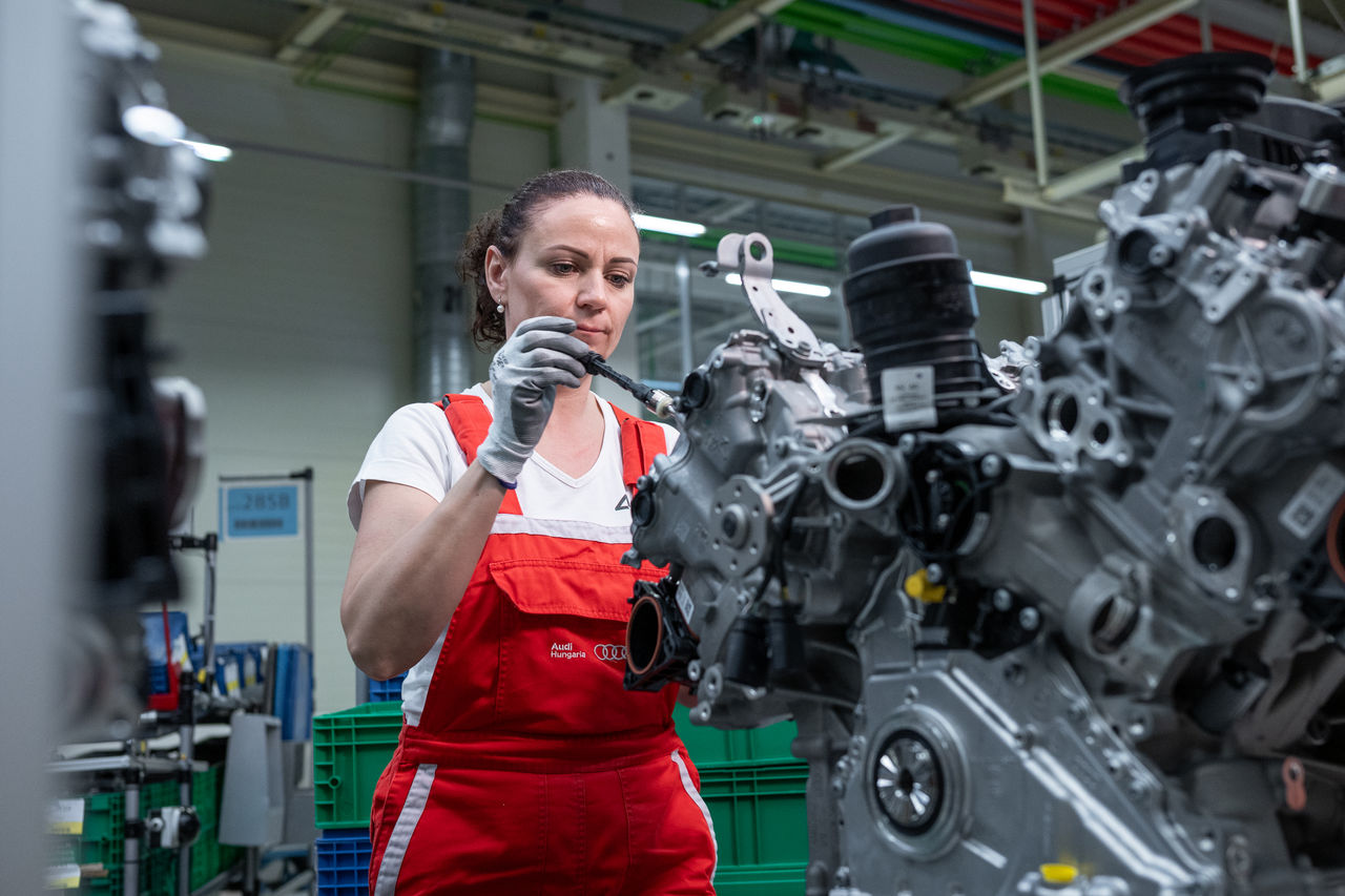 Audi Hungaria, employee, engine
