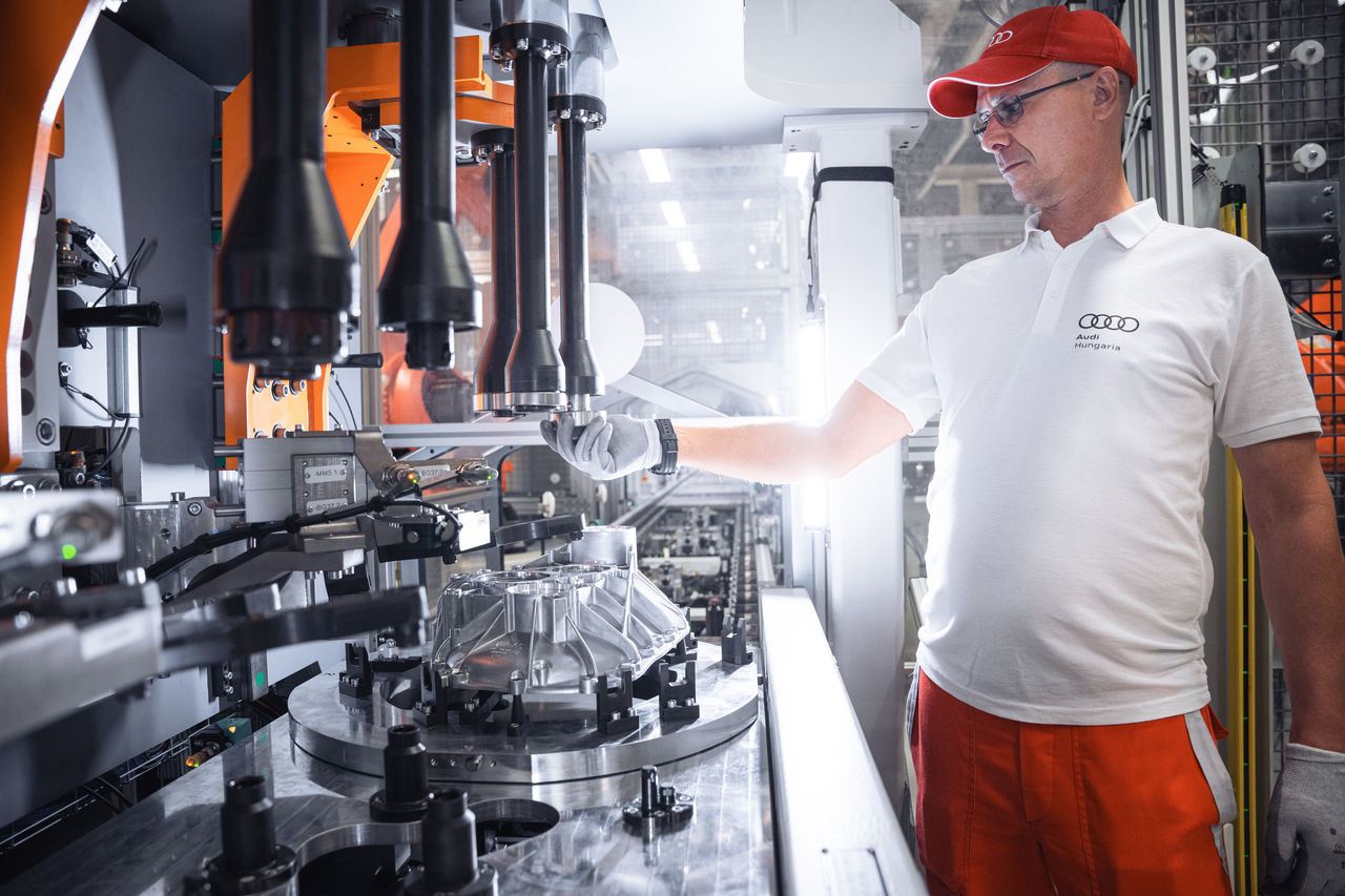 Audi Hungaria, employee, engine plant