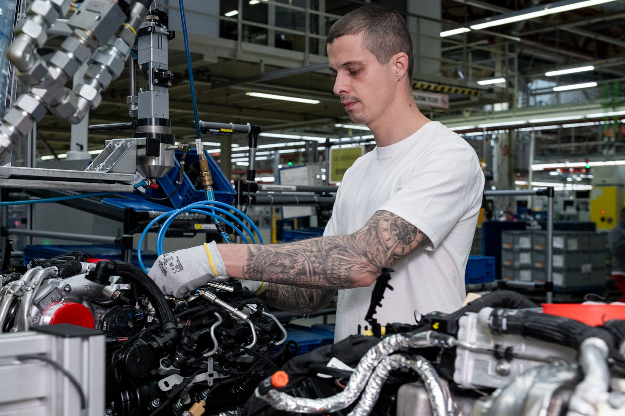 Audi Hungaria, munkatárs, V6 motor, motorszerelde