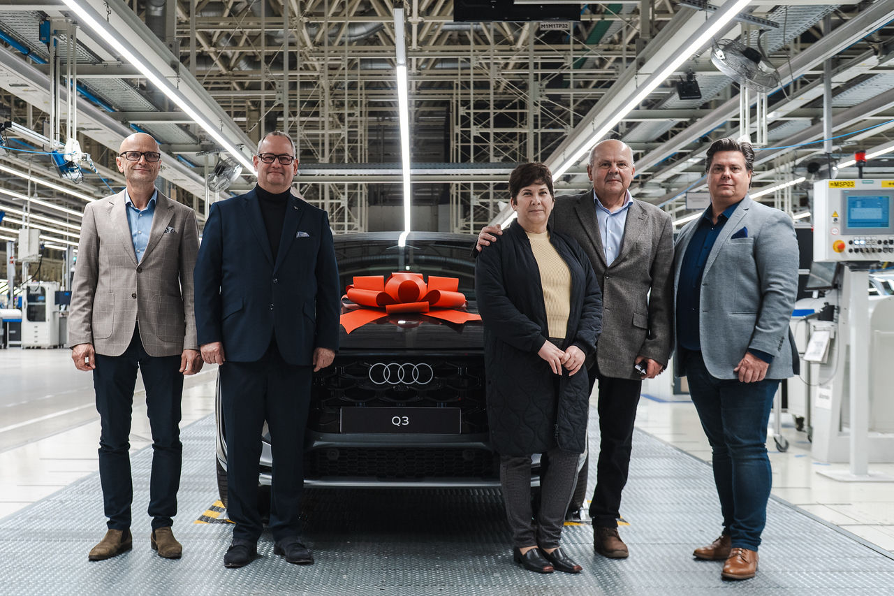 Az Audi Hungaria, és a magyarországi importőr, a Porsche Hungaria vezetői, valamint a székesfehérvári PROCAR Kft. szalonvezetője a legnagyobb büszkeséggel adták át a Daytona szürke, S line kivitelű Q3-t új tulajdonosának